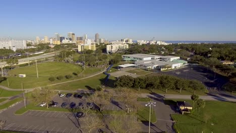 video de drones aéreos de 4k del horizonte frente al mar del centro de st