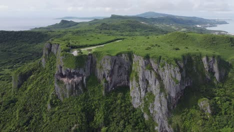 Pan-out-drone-shot-of-suicide-cliff-in-Saipan,-Northern-Mariana-Islands,-USA