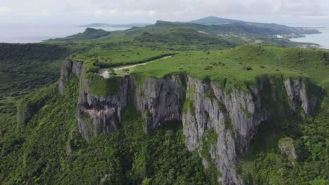 pan out drone shot de un acantilado suicida en saipan, islas marianas del norte, ee.uu.