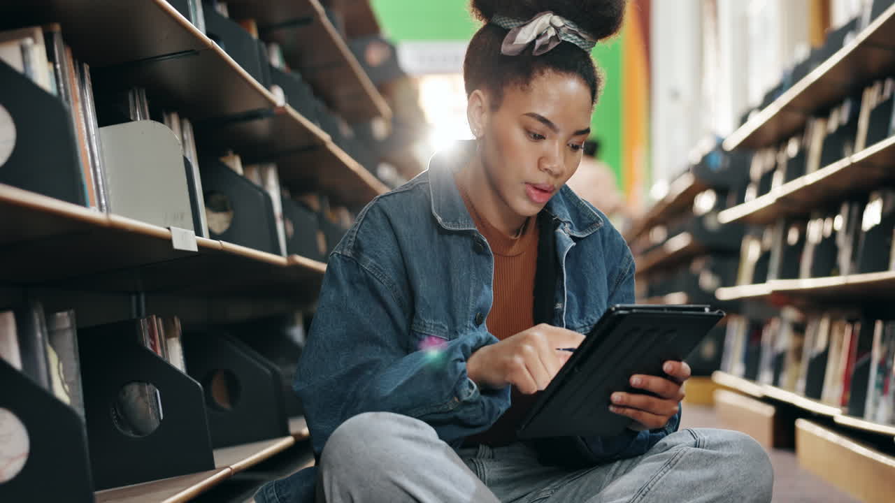 joven usando una tableta en una biblioteca
