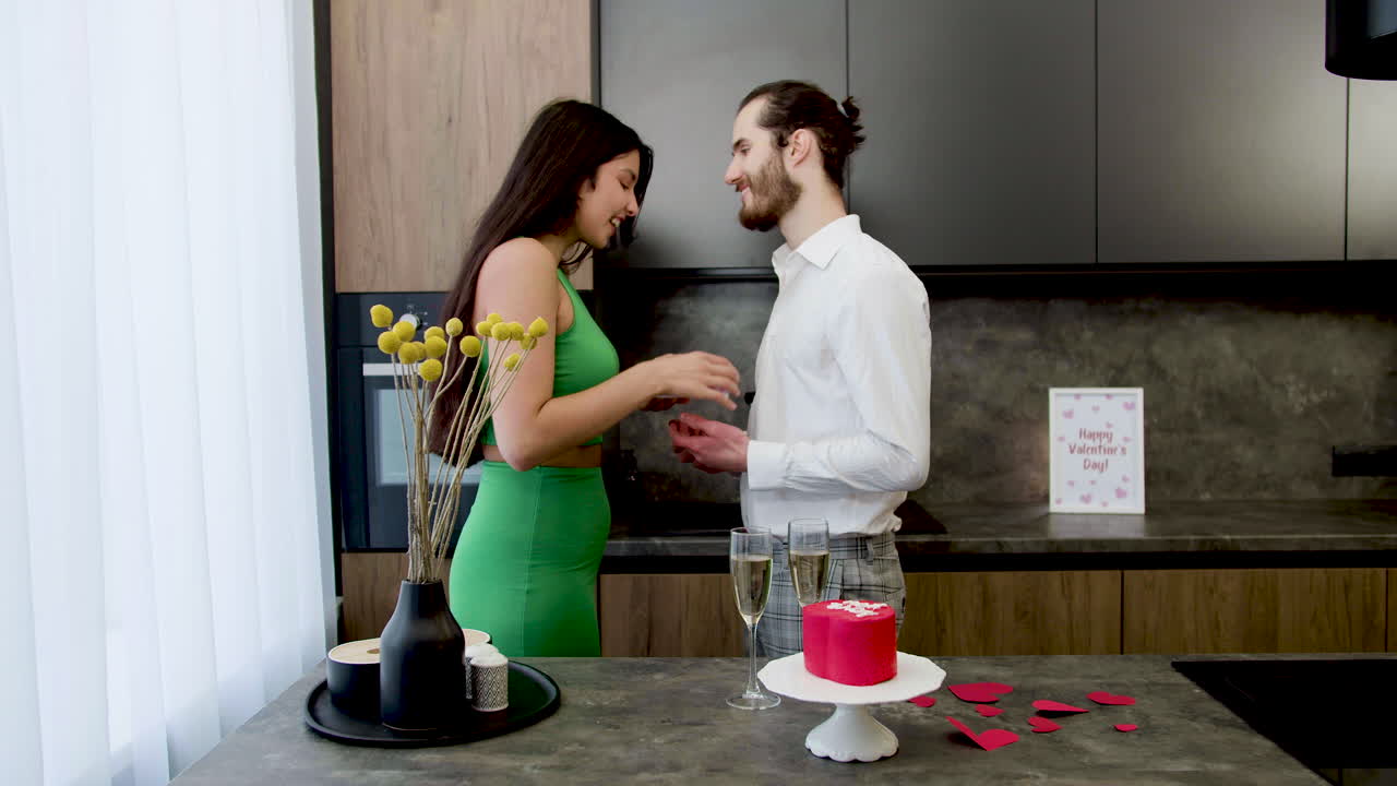 Coppia romantica in cucina.