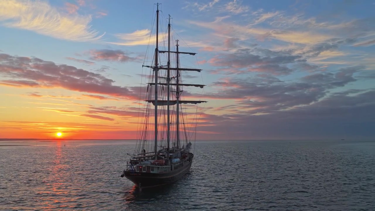 Terschelling'de Gün Batımında Seyreden Uzun Gemi Gulden Leeuw