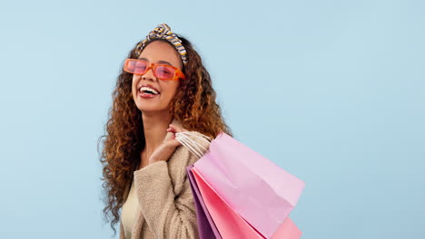 moda, compras y emoción con una mujer