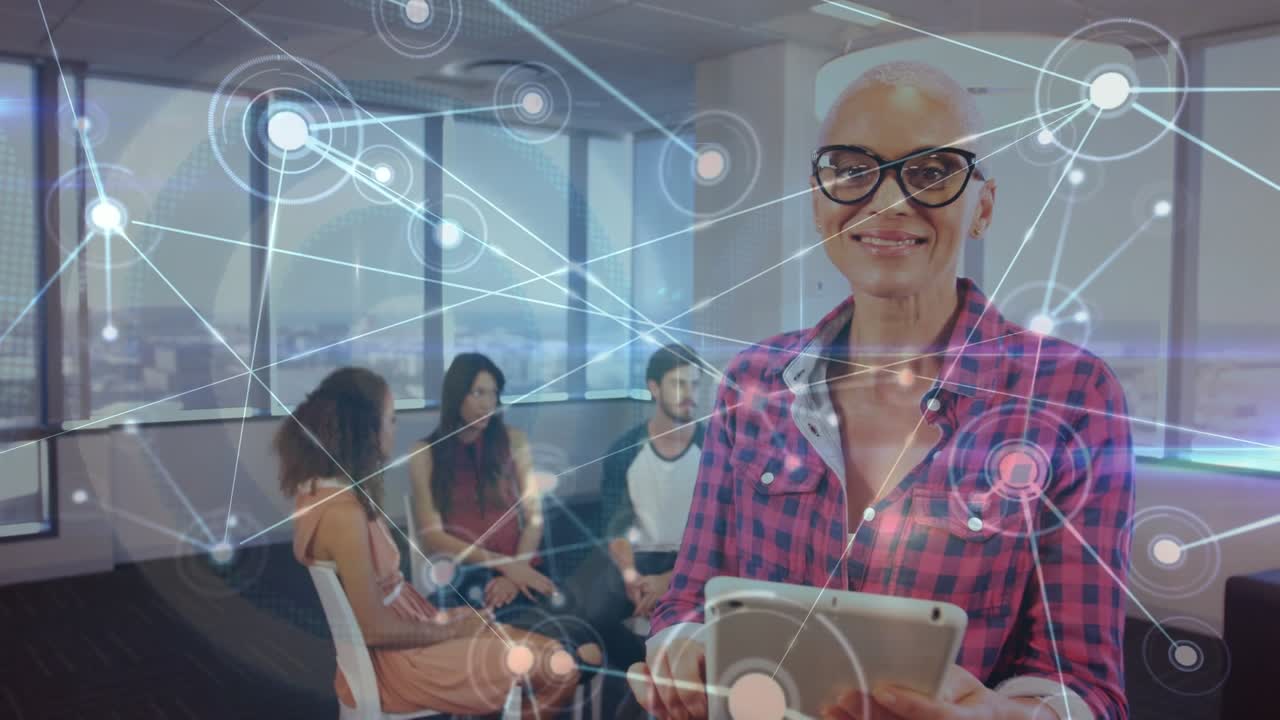 Animazione di una rete di connessioni su persone in affari in ufficio