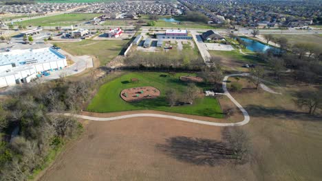 Luftaufnahmen-Des-Pfotenparks-Im-Natural-Spring-Park-In-Anna-Texas