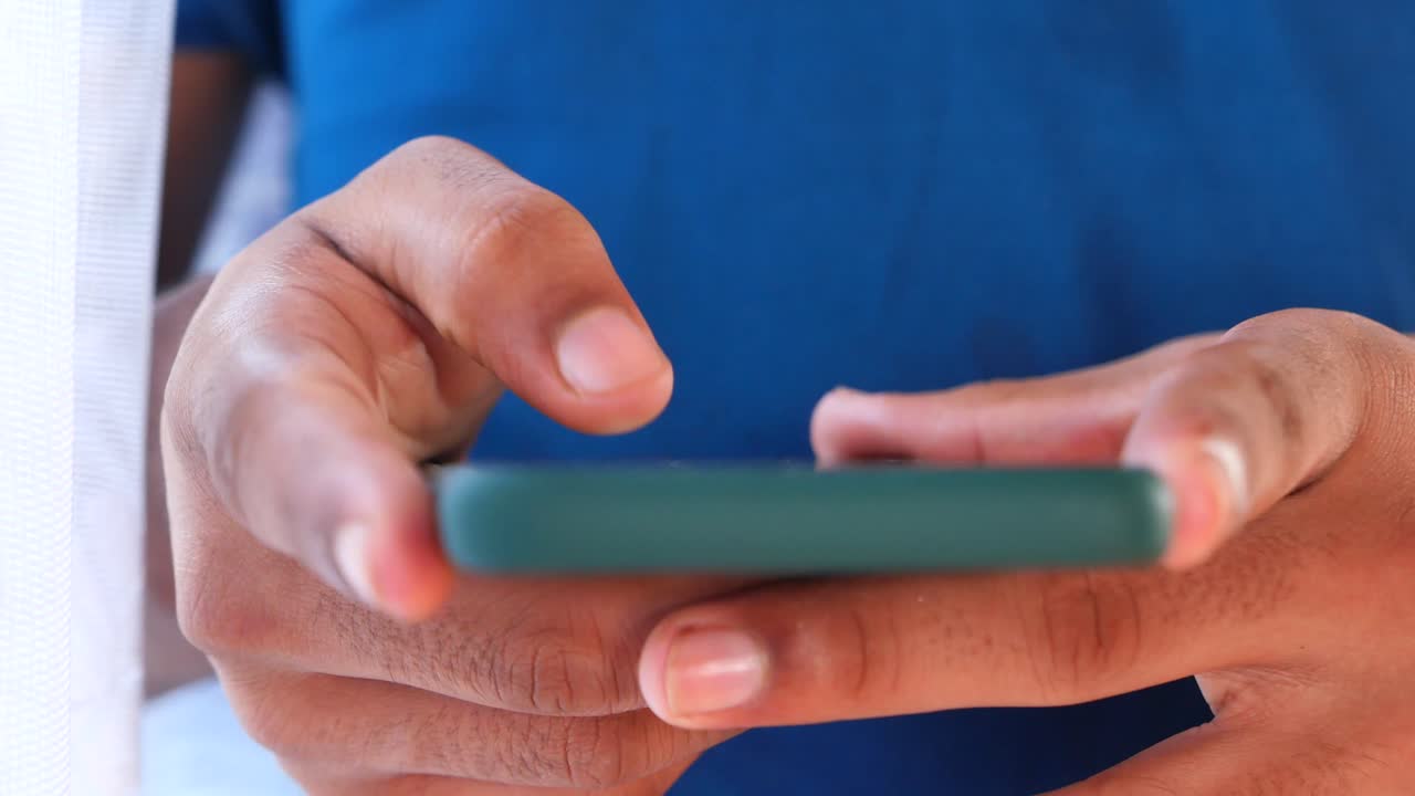 persona que utiliza un teléfono inteligente