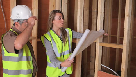 arquitecto discutiendo el plan con el constructor