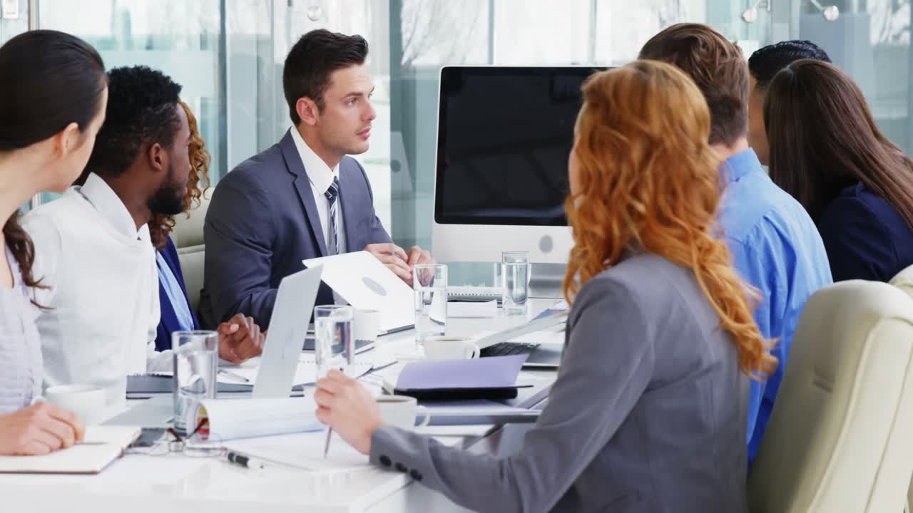 hombres de negocios en una reunión en la sala de conferencias