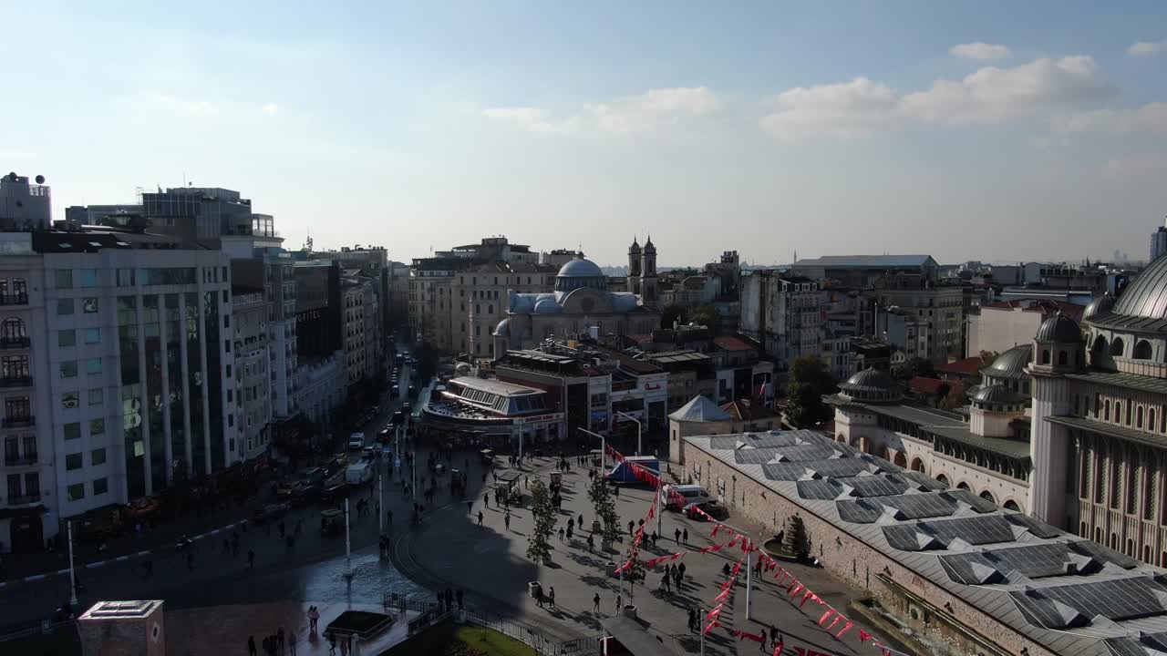 la mezquita de taksim. la plaza de taksima con la gente