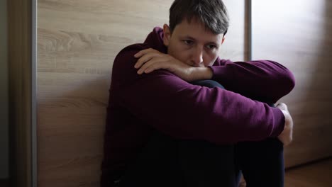 expresión emocional: la reacción del hombre de miedo y preocupación