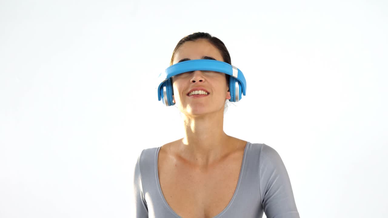 mujer fingiendo usar auriculares de realidad visual