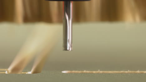 patrón de talla en hoja de madera con un pequeño taladro en la fábrica