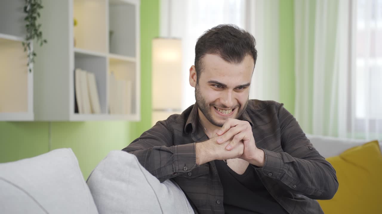 Homem irritado, neurótico e psicopata.
