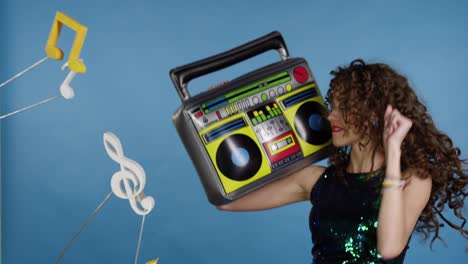mujer con grabadora inflable