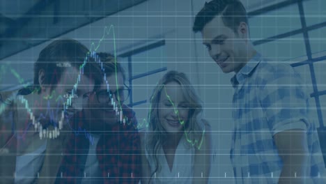 animación del procesamiento de datos financieros sobre diversos colegas sonriendo mientras discuten en la oficina