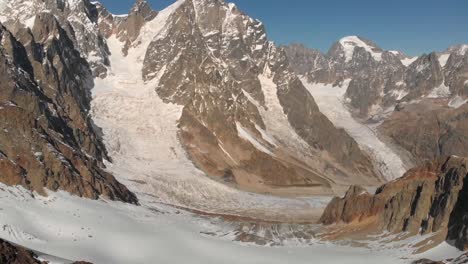 Clip-Aéreo-Lento-Del-Glaciar-Del-Monte-Ushba,-En-La-Cima-De-La-Montaña,-Durante-Un-Día-Soleado