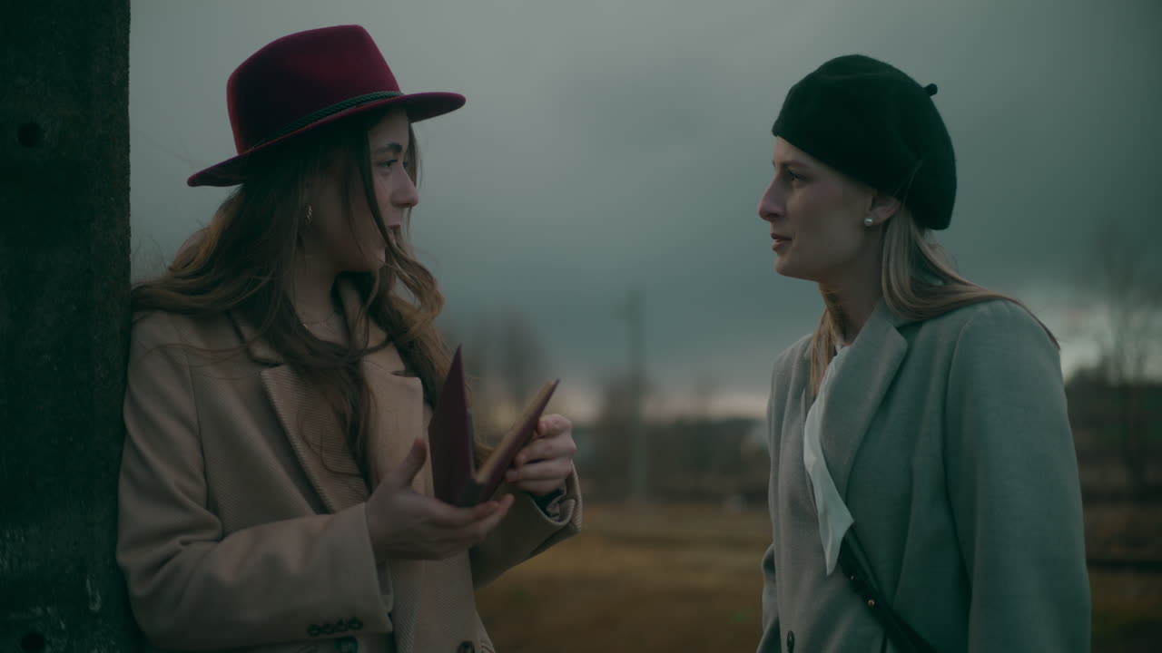 mujeres hablando al aire libre
