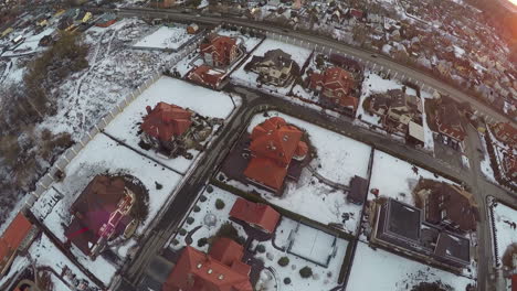 Volando-Sobre-Una-Pequeña-Ciudad-Invernal-En-Rusia