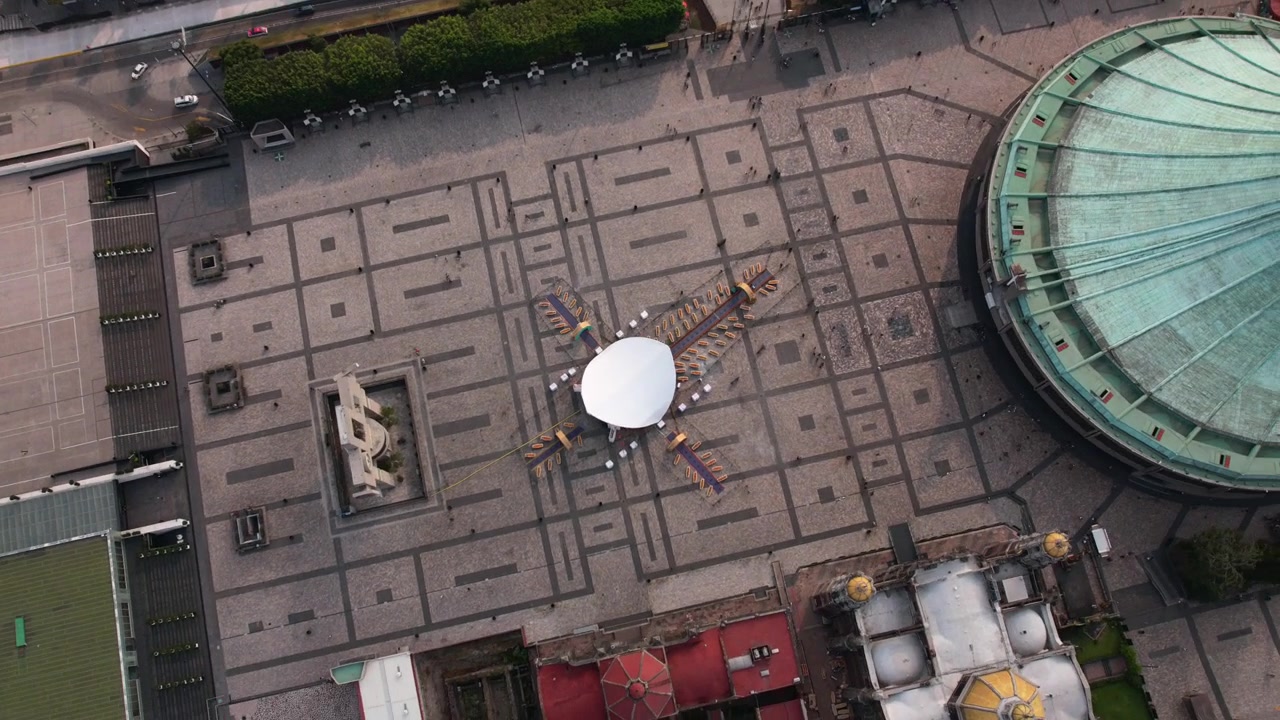 Ilmakuva Guadalupen basilikasta Mexico Cityssä, joka on yksi Latinalaisen Amerikan ikonisimmista uskonnollisista maamerkeistä. Se esittelee upeaa arkkitehtuuriaan ja hengellistä merkitystään kaupungin sydämessä.