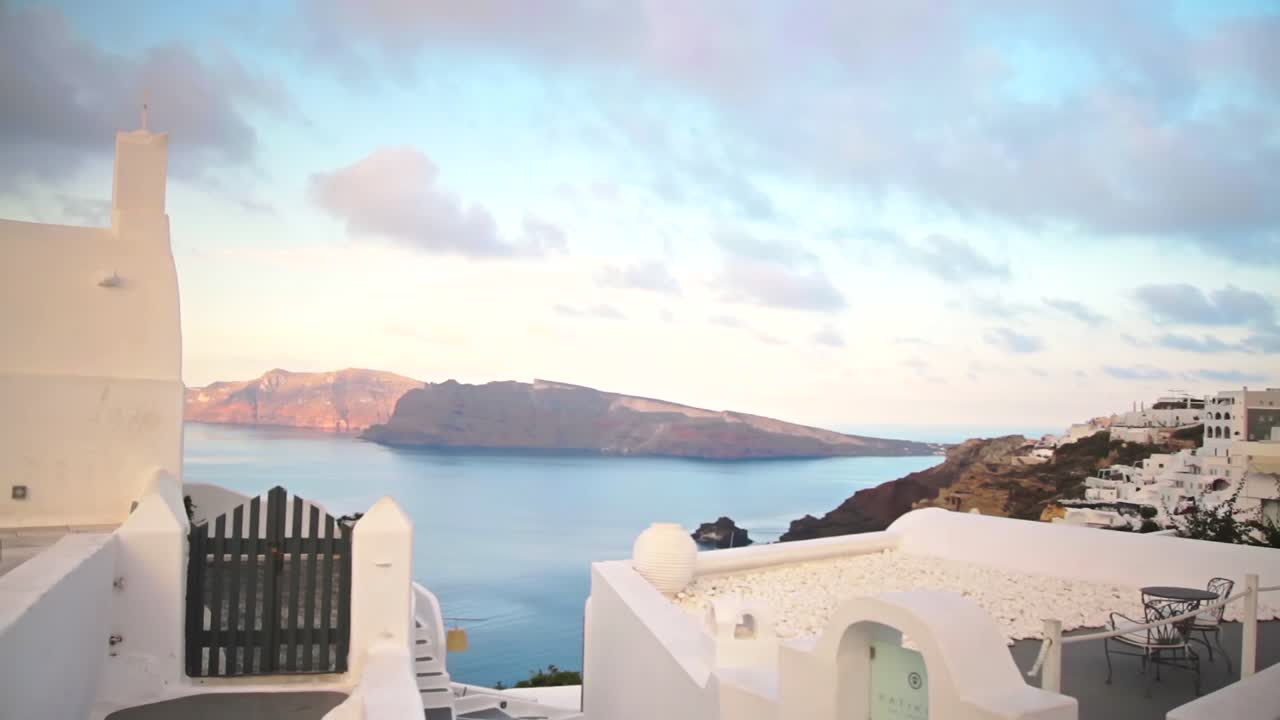 목가적 인 휴가 장면을 공개하기 위해 아래로 이동