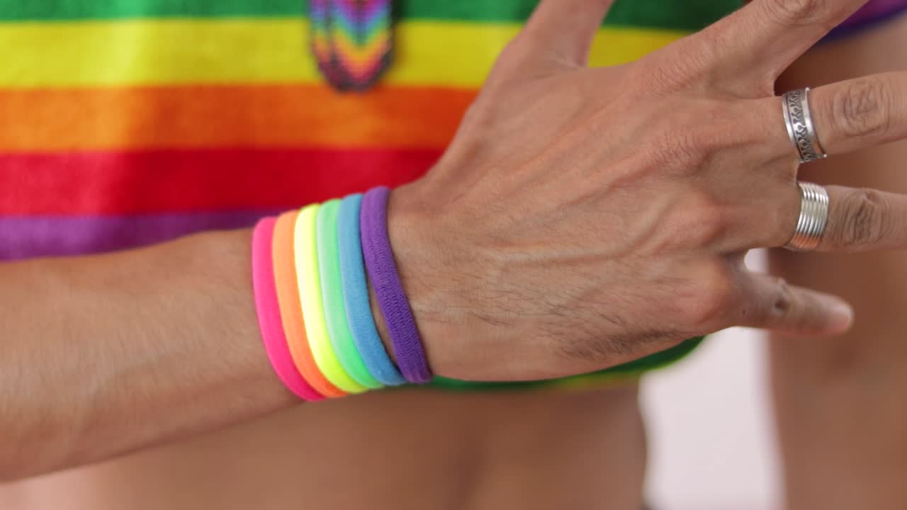 Mengenakan ikat rambut pelangi warna-warni di pergelangan tangan untuk mendukung kebanggaan LGBTQ