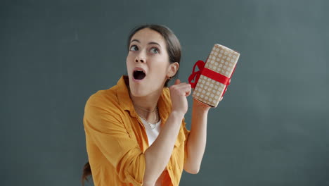 mujer emocionada recibiendo un regalo