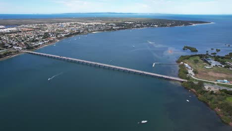 la isla bribie y el puente en sandstone point, queensland, australia - toma aérea de un dron