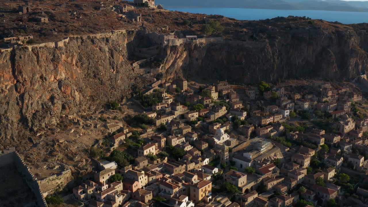 vista aérea de la ciudad medieval de monemvasia en laderas rocosas en laconia, costa este del peloponeso, península de grecia