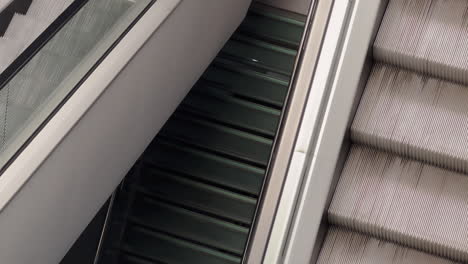 Rolltreppen-Im-Einkaufszentrum,-Keine-Menschen