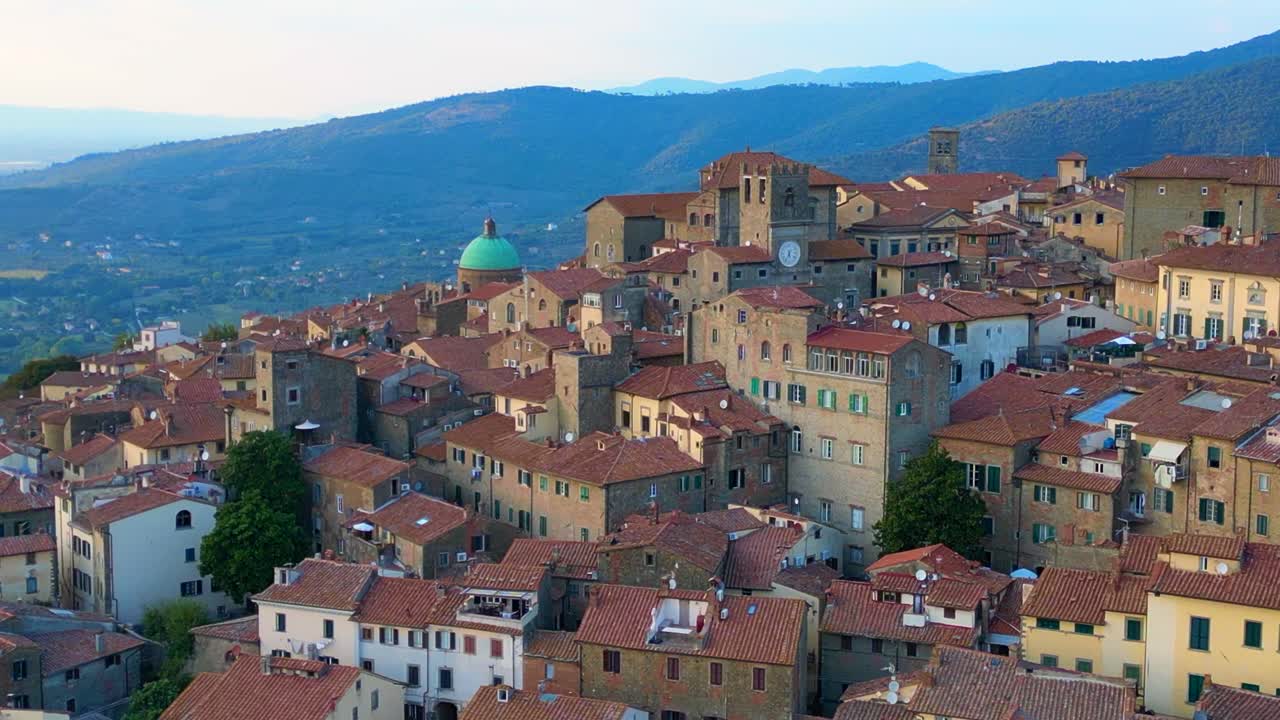 Cortona, borgo medievale montano italiano in Toscana