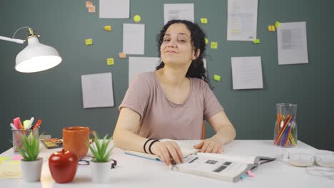 una estudiante arrogante y engreída.