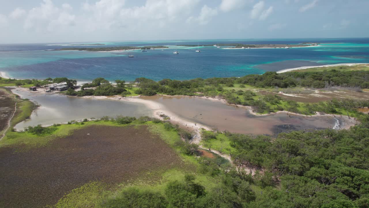 Vista aerea della laguna di Fransisky e delle isole a Los Roques, volo sereno