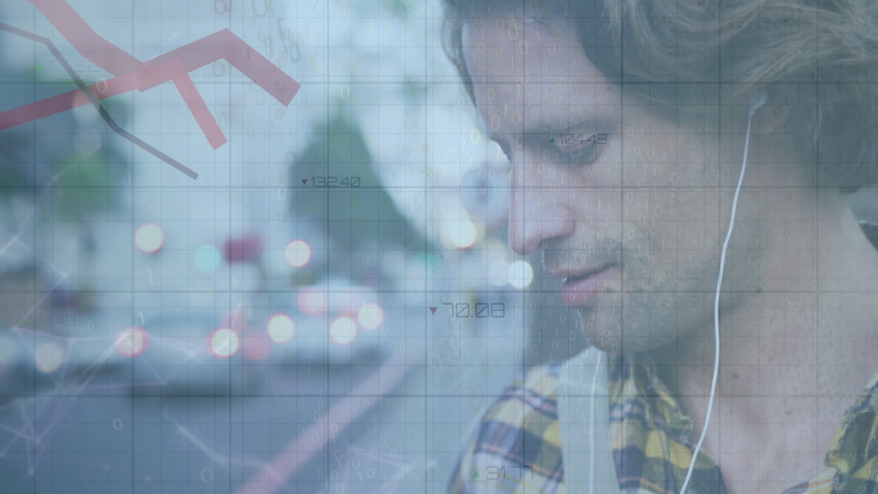 animación del procesamiento de datos sobre un hombre caucásico usando un teléfono inteligente