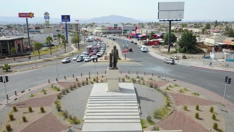 vista de un avión no tripulado volando desde un monumento del ex presidente mexicano francisco zarco en el medio de una rotonda en la ciudad de mexicali