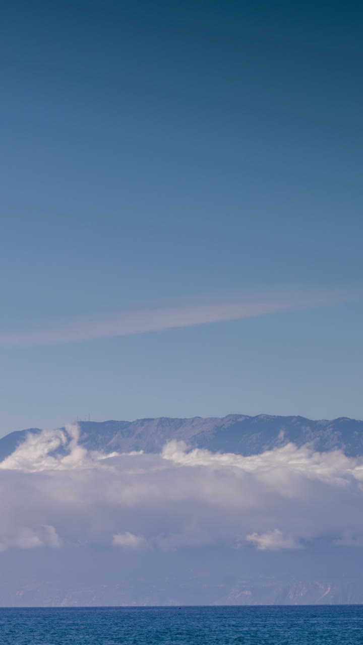 그리스의 아름다운 해변과 해안선은 수직으로