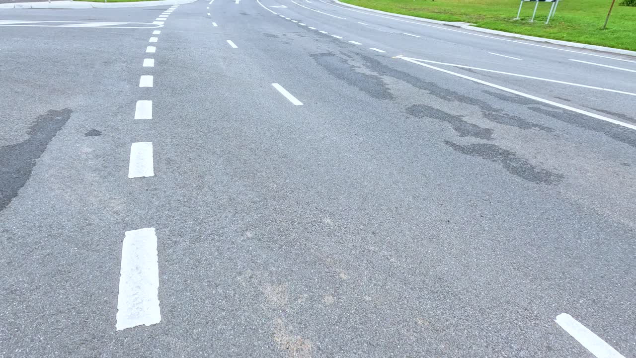 울창한 초록색과 은 하늘을 가진 휘어지는 길을 따라 경치 좋은 드라이브, 조용한 여행의 본질을 포착