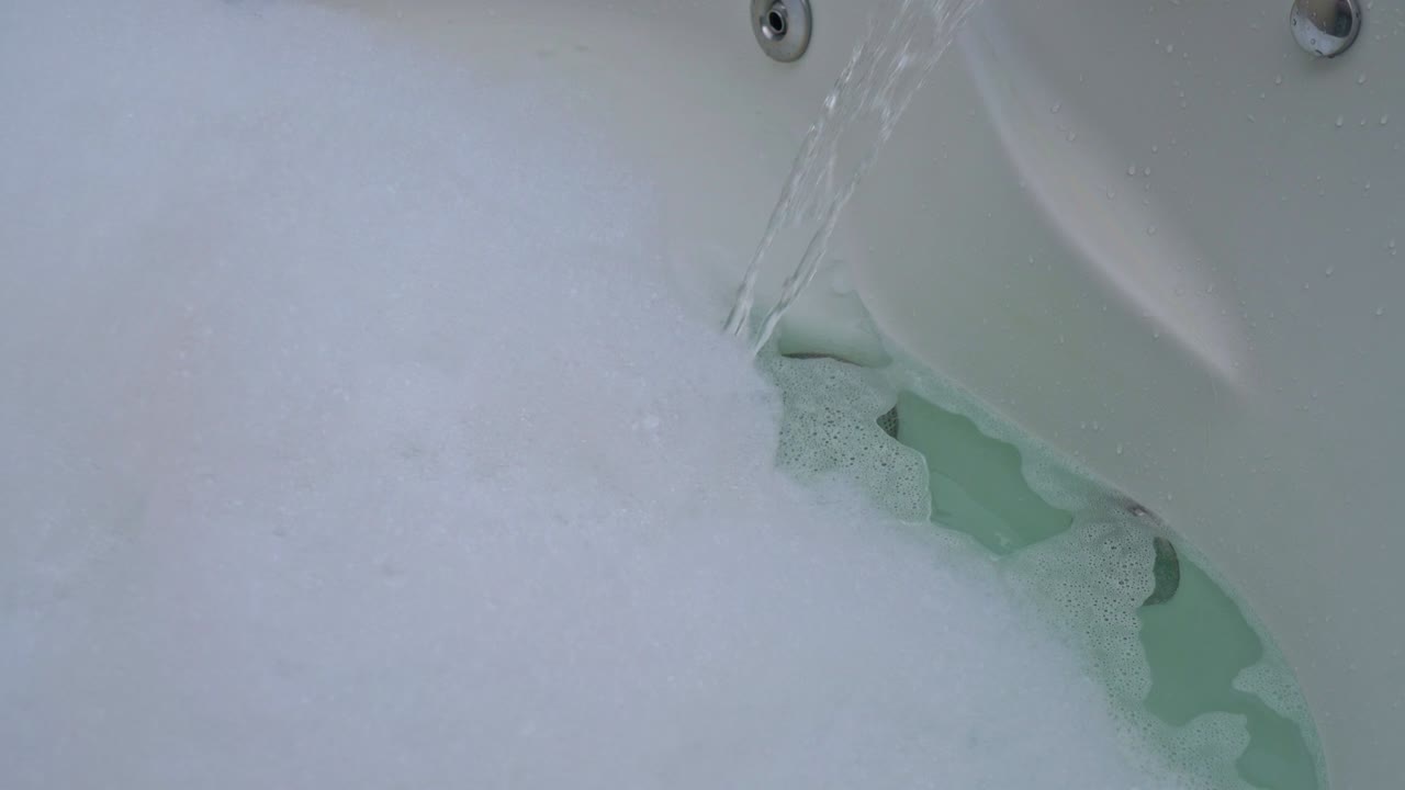 발코니에 있는 뜨거운 욕조 욕조