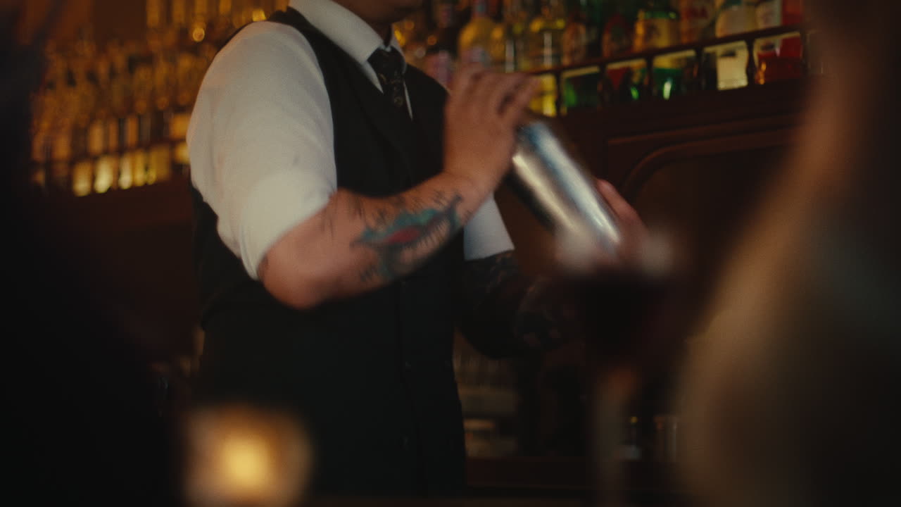 술집에서 테일을 만드는 바텐더