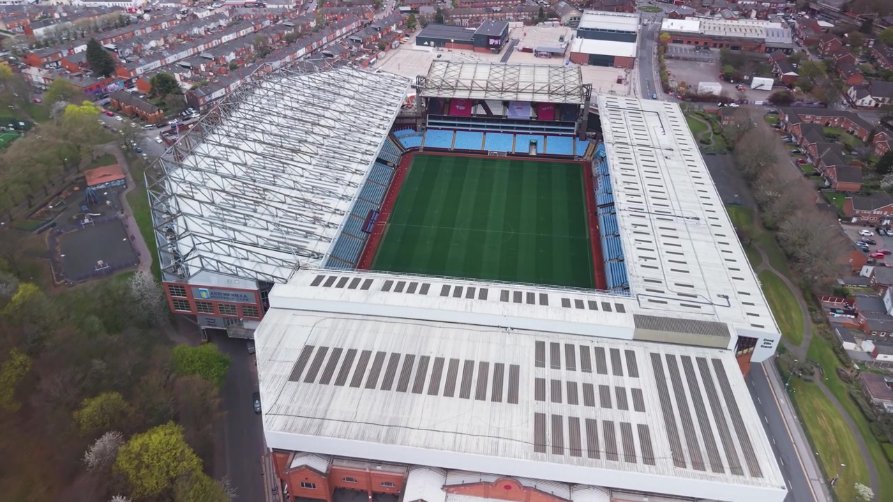 Widok z lotu ptaka na stadion Aston Villa F.C. z otaczającymi ulicami dzielnicy w Birmingham w Anglii.