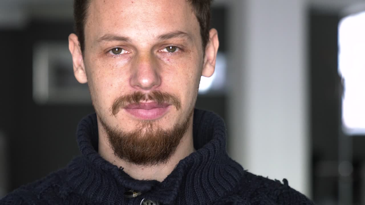 파란색 머그잔, 모닝 커피 또는 차에서 마시는 남자로 클로즈업 샷