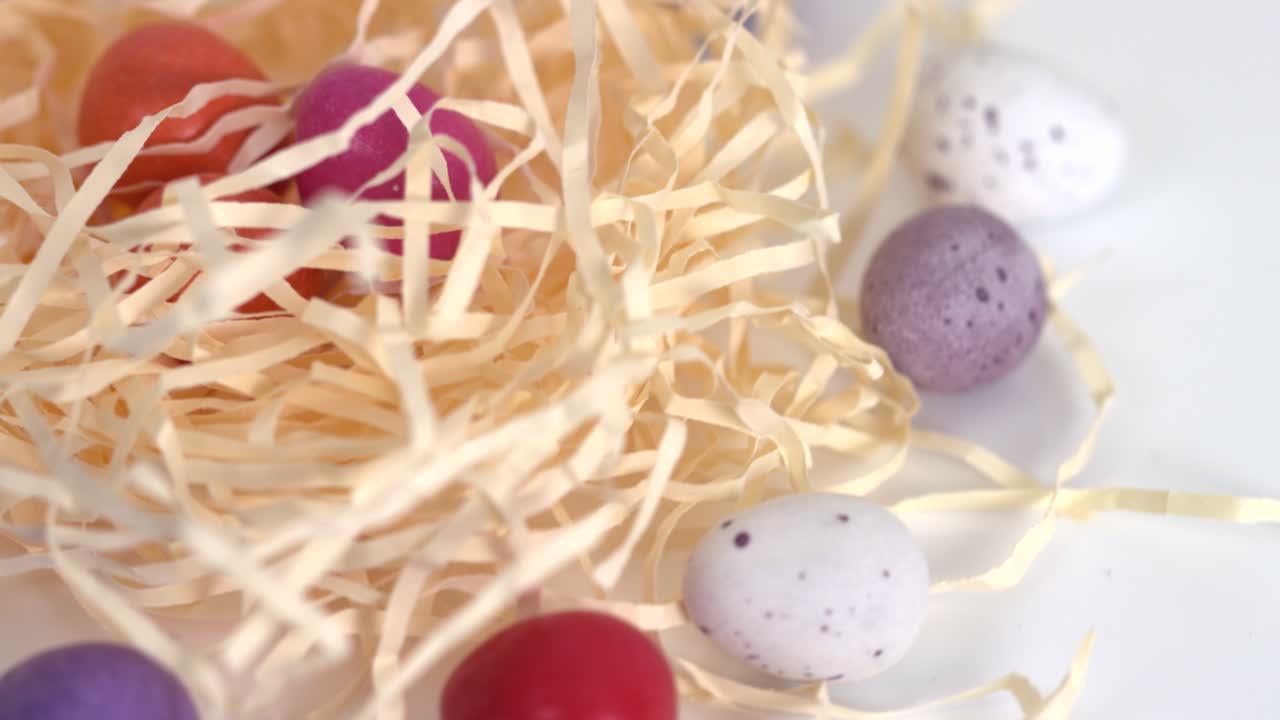 둥지 회전에 부활절 달걀