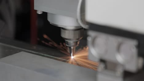 corte con láser y gas de metal, tecnología industrial moderna.