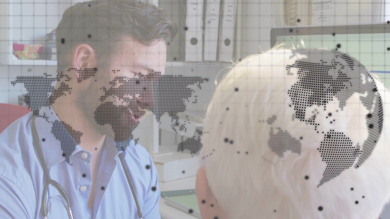 Medico che guarda il computer, chinandosi in avanti per spiegare mentre prende appunti in clinica, con una sovrapposizione di mappa puntinata.