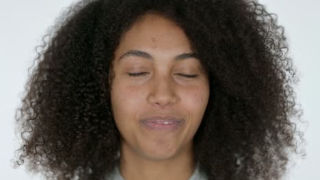 un primer plano de una joven africana sonriente, fondo blanco