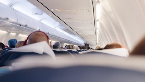 interior del avión con pasajeros