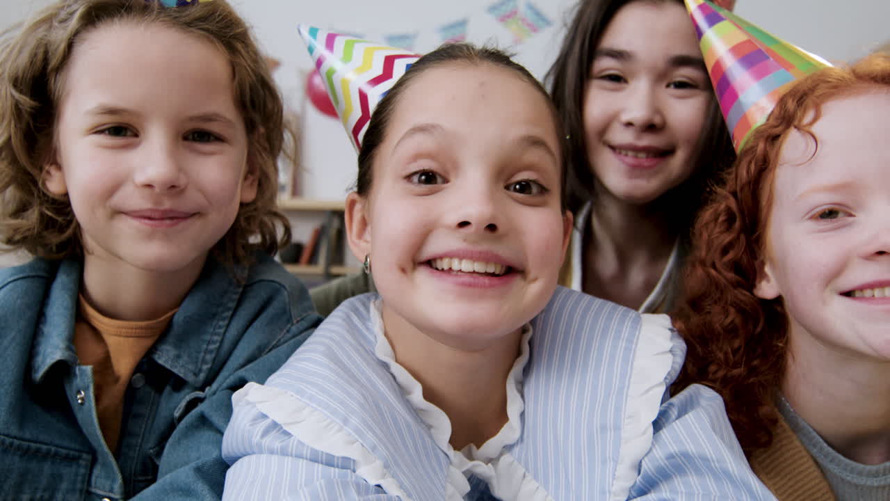 파티 모자를 입은 아이들