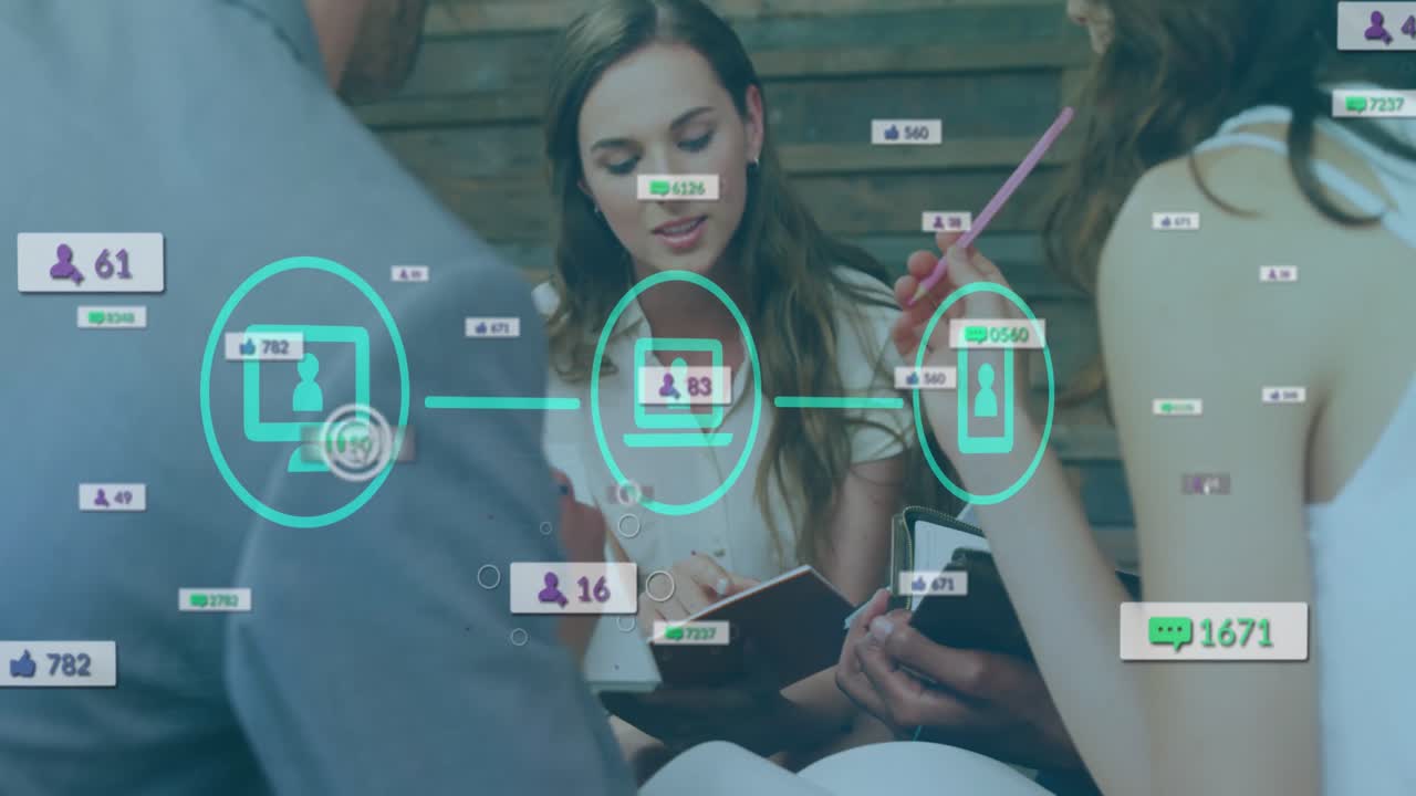 animación de los iconos de los dispositivos en el diagrama de flujo y la notificación, compañeros de trabajo caucásicos discutiendo informes