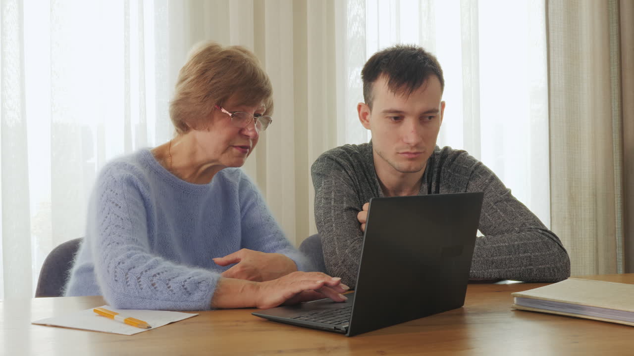 бабушка учит внука пользоваться ноутбуком