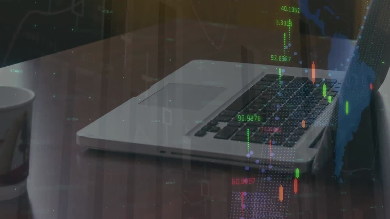 animazione di dati finanziari e grafici che si muovono sul portatile che giace sulla scrivania