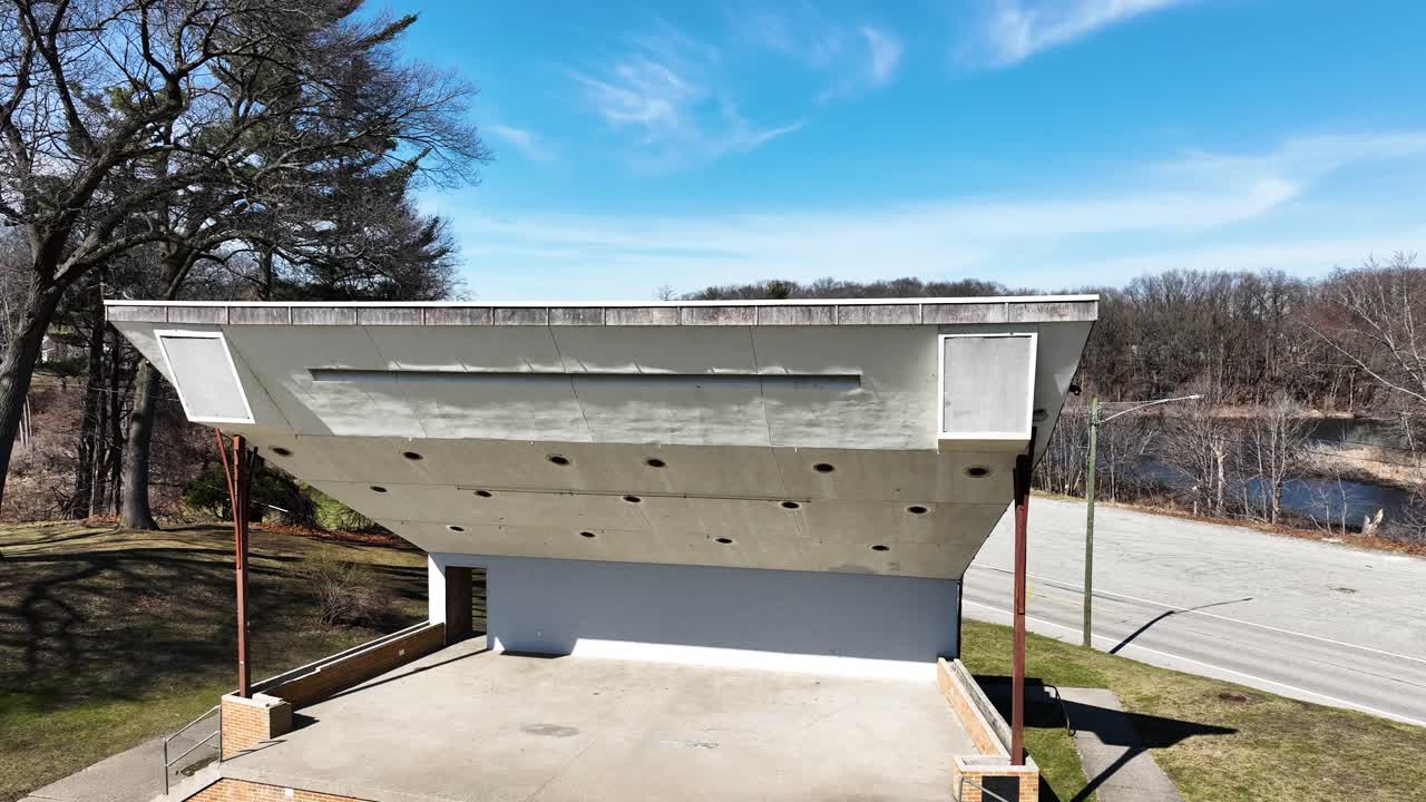 aumento del nivel en la estructura del parque utilizada para el teatro comunitario y eventos